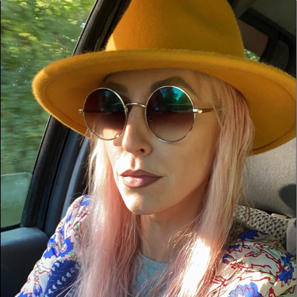 Meet your Poshaholic Sarah 💋 - Picture 8 of 16